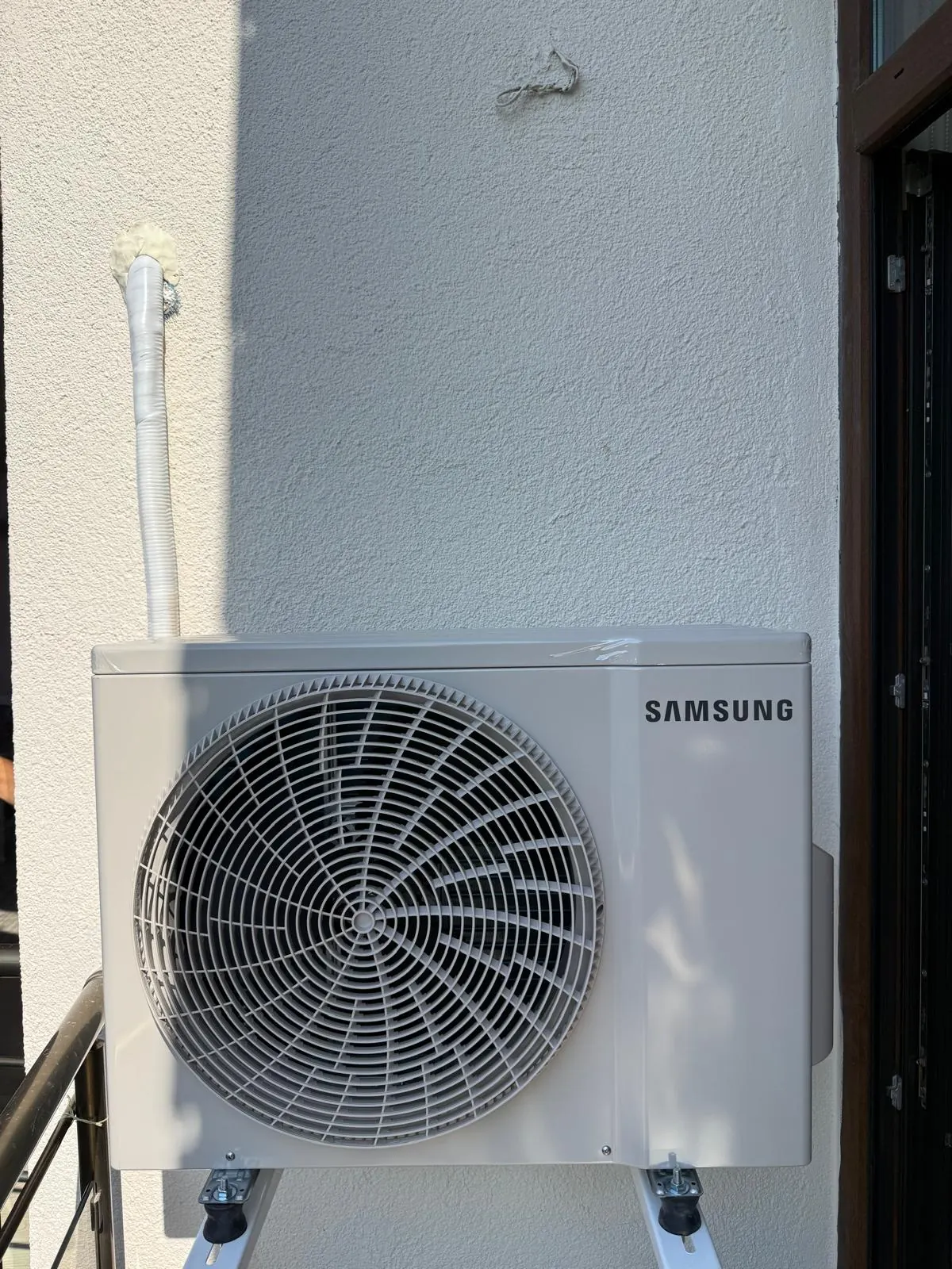 Açık renk cepheye Samsung dış ünite montajı