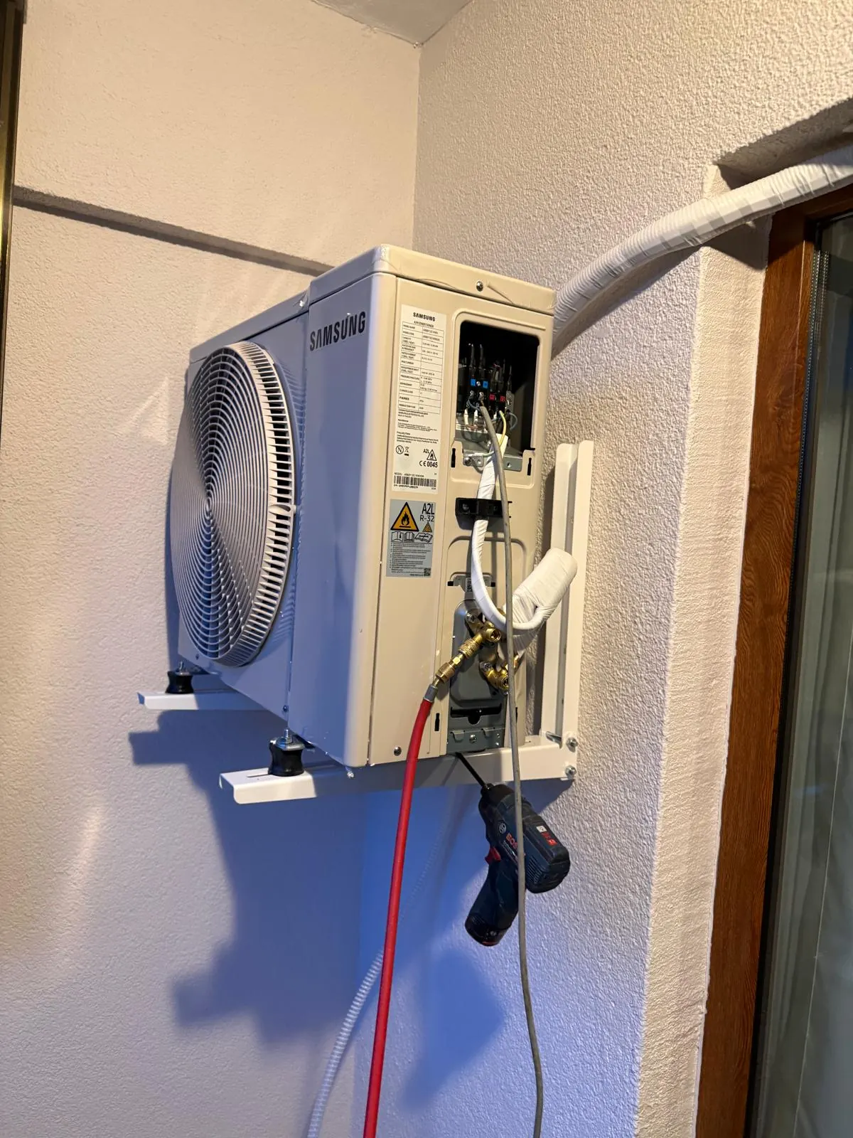 Dış ünitede gaz basıncı ölçümü ve gaz dolumu